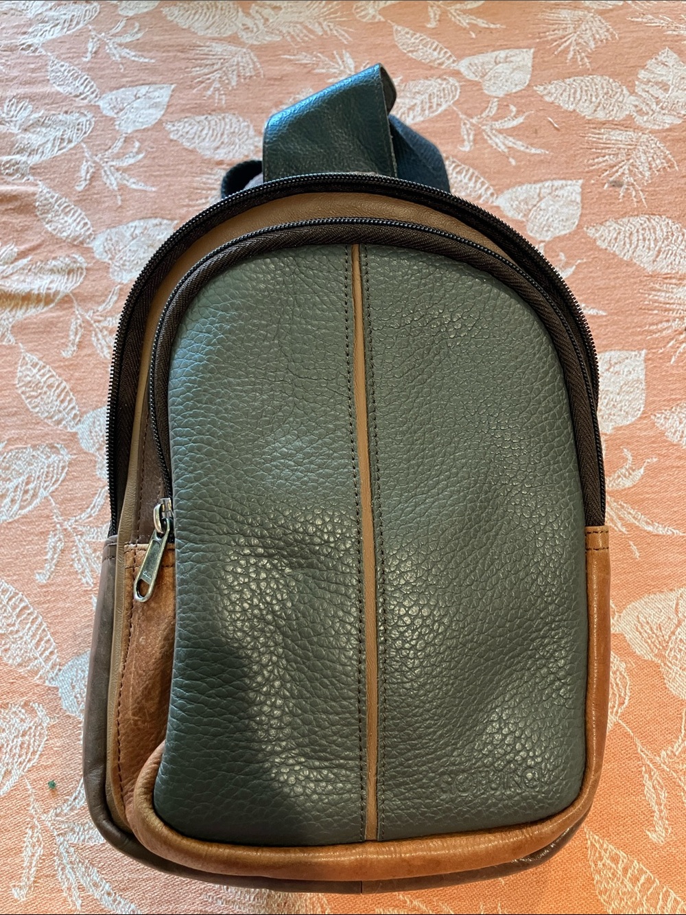 Soruka recycled leather Gregg slingbag Men's Small Leather Sling Bag - Green/Tan